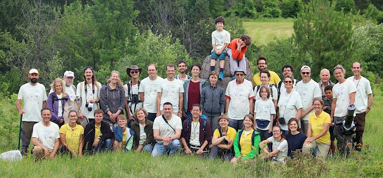 Im Rahmen der Nature Challenge in Lindabrunn wurde das Symposion von zahlreichen Expert:innen aus den Bereichen Botanik, Zoologie und Mykologie erforscht. Teilnehmende Expert:innen am Samstag. © LPV/F. Hohn Gruppenfoto