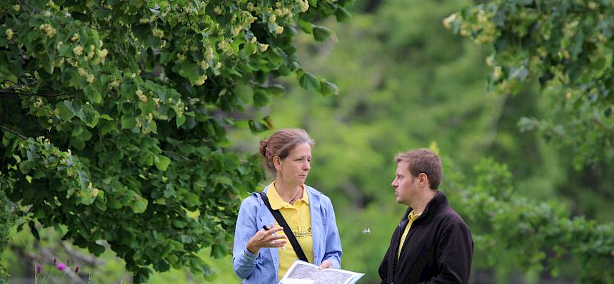 Biologen bei Besprechung in der Natur