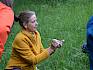Biologin Irene zeigt den Mechanismus vor, mit dem der Wiesensalbei (Salvia pratensis) von Hummeln mit langen Rüsseln bestäubt wird. © LPV/H. Begle Biologin erklärt