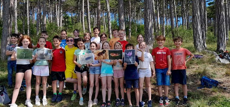 Zu Trockenrasen-Forscher:innen wurden diese Woche die Schüler:innen der 3a der VS Gainfarn. © LPV/L. Strobl Gruppenfoto