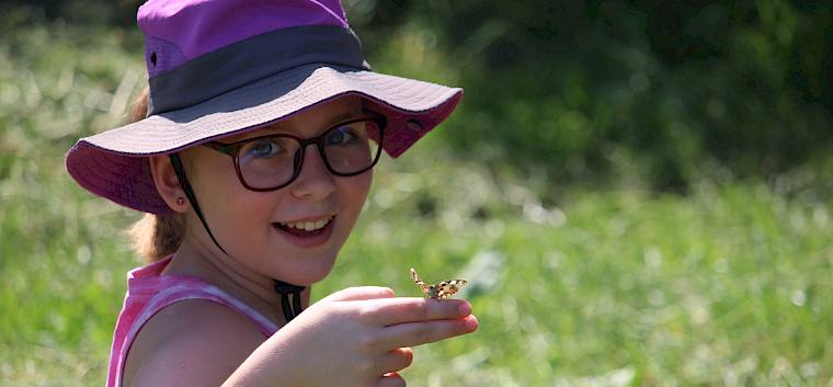 So manche Natur-Erfahrungen werden die Schüler:innen nicht so schnell vergessen! © LPV/F. Hohn Schülerin mit Schmetterling auf Hand