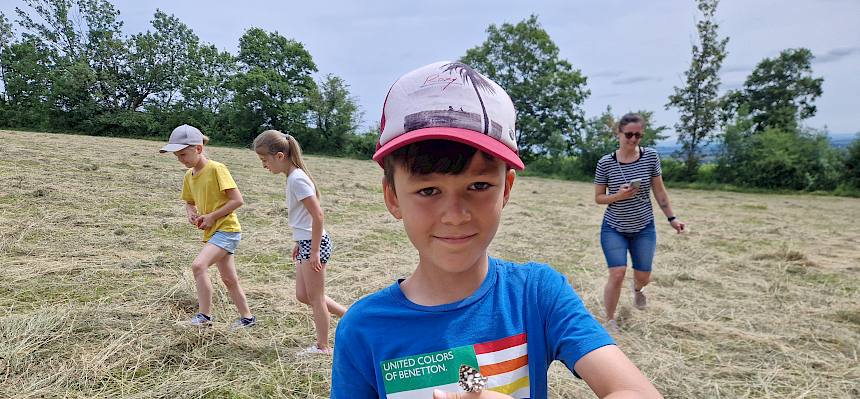 Schüler mit Schachbrettfalter auf Hand