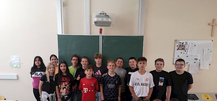 Nach der Exkursion Ende Mai ging es für die 1A der IMS Leobersdorf heute mit einem Workshop zum Thema Trockenrasen weiter. © LPV/F. Hohn Kinder bei Workshop zu Trockenrasen
