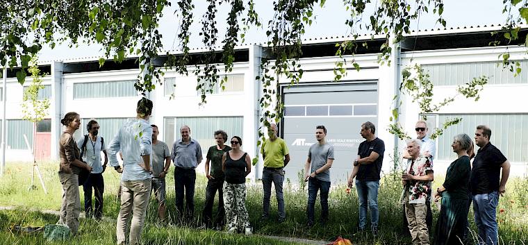 Heute trafen sich 15 naturinteressierte Mitarbeiter:innen des Austrian Institute of Technology GmbH Seibersdorf. © LPV/J. Fischer Gruppe bei Naturführung in Seibersdorf