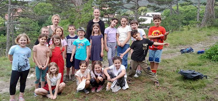 Die Schüler:innen der 2c der VS Pfarrplatz entdeckten heute die wertvollen Trockenrasen im Kurpark Baden. © LPV/L. Strobl Gruppenfoto