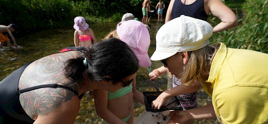 Naturpädagogin zeigt Wassertiere her