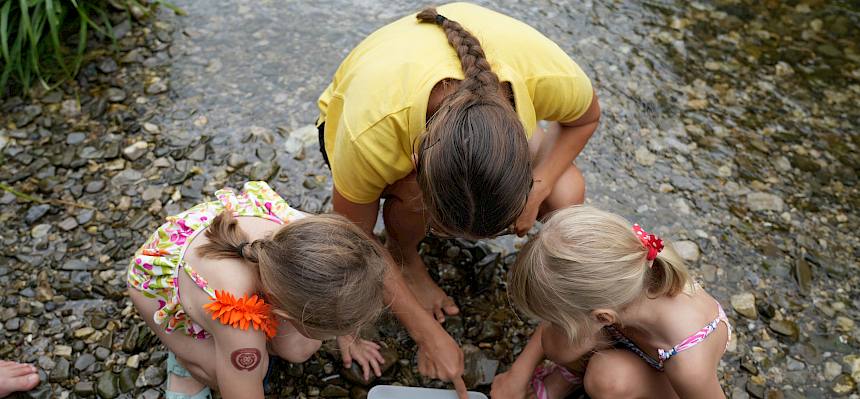 Naturpädagogin zeigt Kindern Tiere