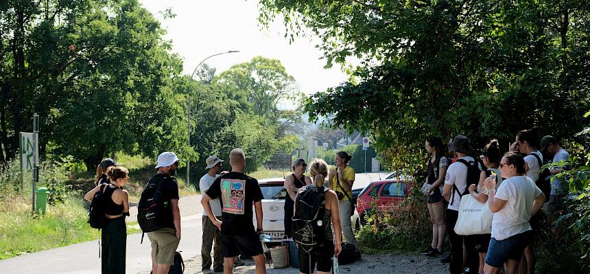 Volunteers treffen sich am Heideparkplatz.