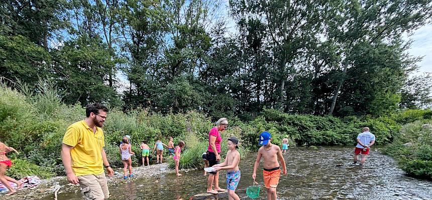 Natupädagoge mit Kindern