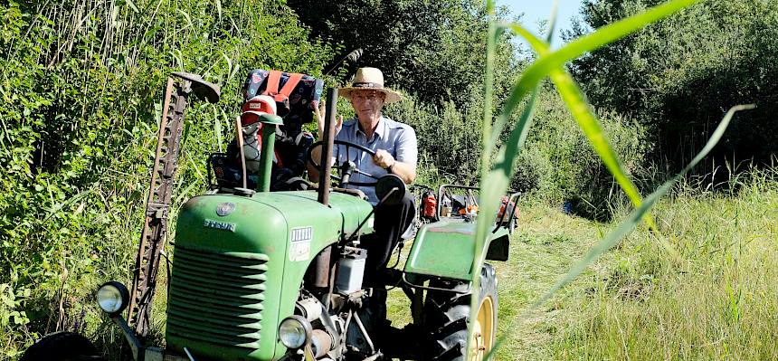 Freiwilliger fährt mit Traktor