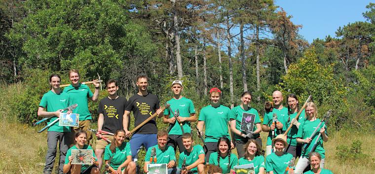 Die Teilnehmer:innen der Umweltbaustelle "Vielfalt am Alpen-Ostrand" 2024 und die CSR-Volunteers der RBI. © LPV/J. Fischer Gruppenfoto