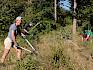 Voller Einsatz für die wertvollen Trockenrasen in Pfaffstätten. © LPV/J. Fischer Freiwillige bei der Arbeit