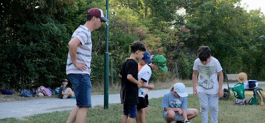 Kinder messen Temperatur des Bodens