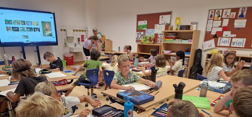 Klassenraum mit Schüler:innen