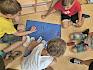 Teamwork war bei der Erstellung der Plakate gefragt. © LPV/L. Reimoser Kinder beim Basteln