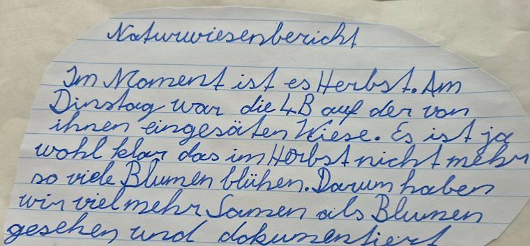 Wichtige Erkenntnisse zur Naturwiese im Herbst wurden dokumentiert. © LPV/L. Reimoser Zettel mit Schrift