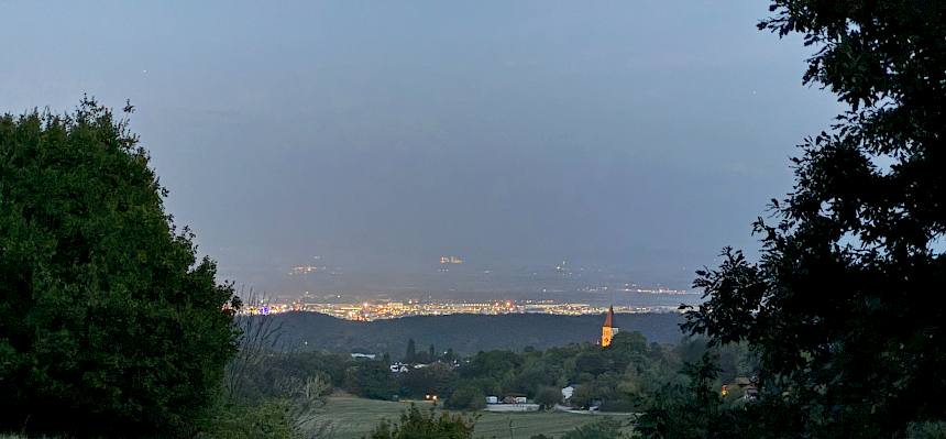 Ausblick auf die nächtliche Landschaft