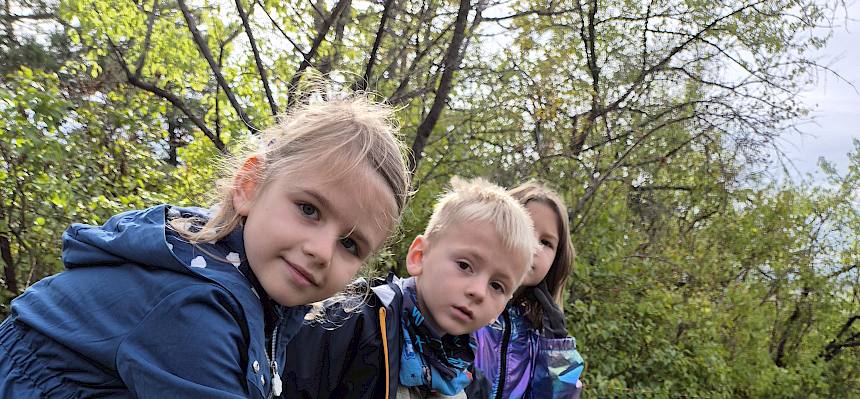 Kinder bei der TRockenrasenpflege