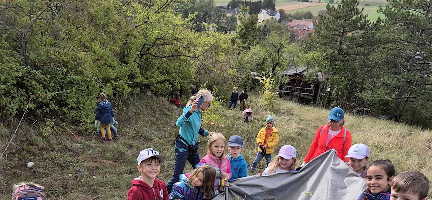 Kinder mit Schnittgut