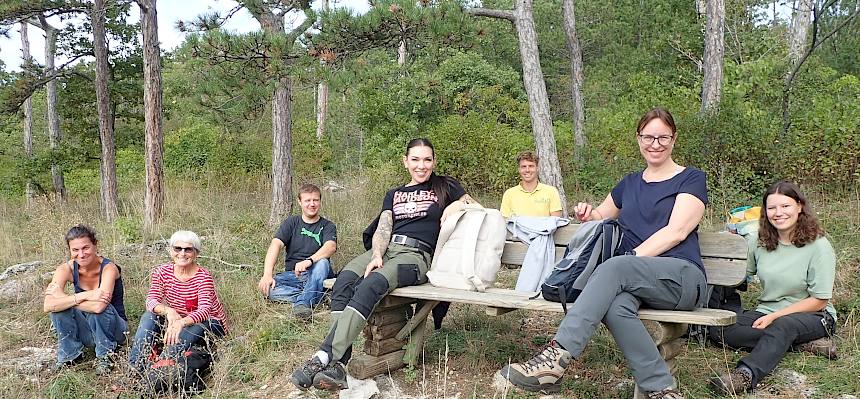 Menschen sitzen auf einer Bank im Wald