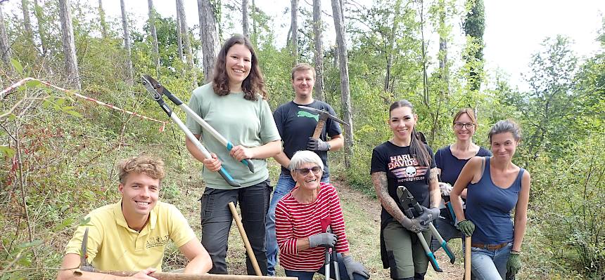 Menschen mit Werkzeug in der Natur