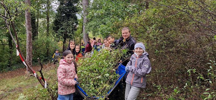 Gemeinsam mit unserem Naturpädagogen Norbert wird das Schnittgut mit Planen von der Fläche gebracht. © LPV/B. Sabek Menschen bei der Trockenrasenpflege