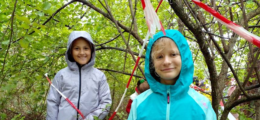 Kinder im Regen