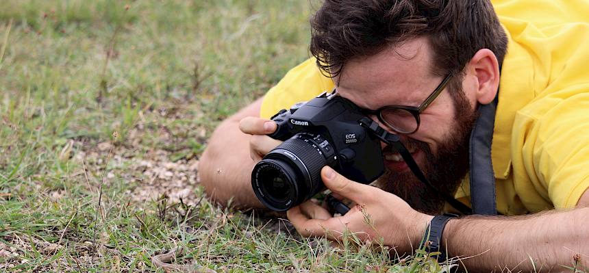 Mann fotografiert Schlange