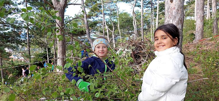 Gemeinsam wurde das Schnittgut mit Planen von der Fläche gebracht. © LPV/O. Gollong Kinder in der Natur