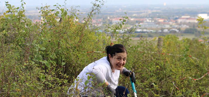 Frau beim Arbeiten in der Natur