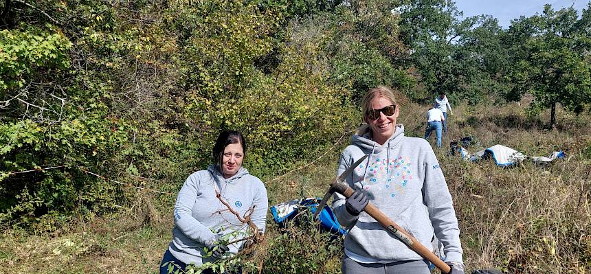 Frauen in der Natur mit Werkzeug