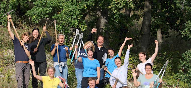 Die fleißigen Helfer:innen der UNIQA Versicherung freuen sich gemeinsam mit den Mitarbeiter:innen des LPV über den erfolgreichen Pflegetag! © LPV/F. Hohn Gruppenfoto