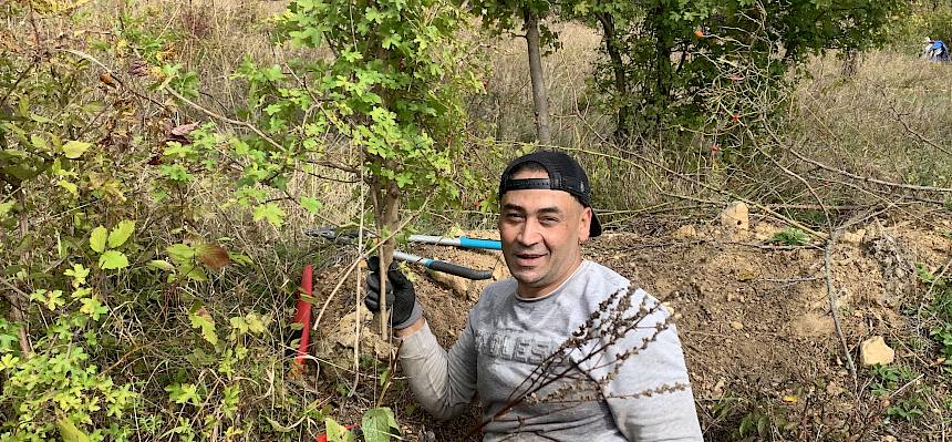 Mann bei der Arbeit in der Natur