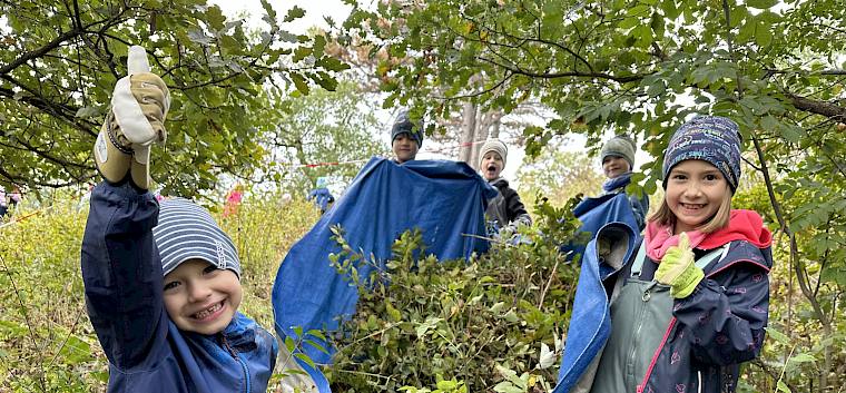 Auch die Kleinsten leisten einen wichtigen Beitrag zum Erhalt der wertvollen Trockenrasen in Pfaffstätten. © LPV/E. Weisz-Emesz Kinder mit Schnittgut