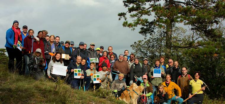 Unglaubliche 36 Geocacher:innen aller Altersstufen unterstützen das Team des LPV heute bei der Trockenrasenpflege. © LPV/A. Mrkvicka Gruppenfoto