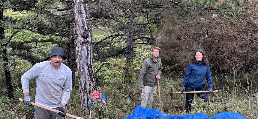 Menschen mit Plane in der Natur