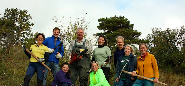 Bgm. Christoph Kainz, GRin Almut Prah-Altenhuber, Biosphärenpark-Botschafterin Martina Reitmair-Rieser, GRin Elisabeth Rigler (nicht im Bild), Freiwillige aus der Bevölkerung und die Mitarbeiter:innen des LPV waren heute für die Trockenrasen in Pfaffstätten im Einsatz. © LPV/A. Mrkvicka Gruppenfoto Trockenrasenpflege