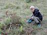 Kleine Sträucher wurden heute entfernt, um für die seltenen Arten des Trockenrasens Platz zu schaffen. © LPV/O. Gollong Kind mit Astschere