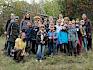 Die 4b der VS Gumpoldskirchen war heute im Einsatz für die wertvolle Natur in ihrer Gemeinde. Auch Umweltgemeinderätin Maria von Balthazar war mit dabei. © LPV/S. Leischner Gruppenfoto Schulklasse