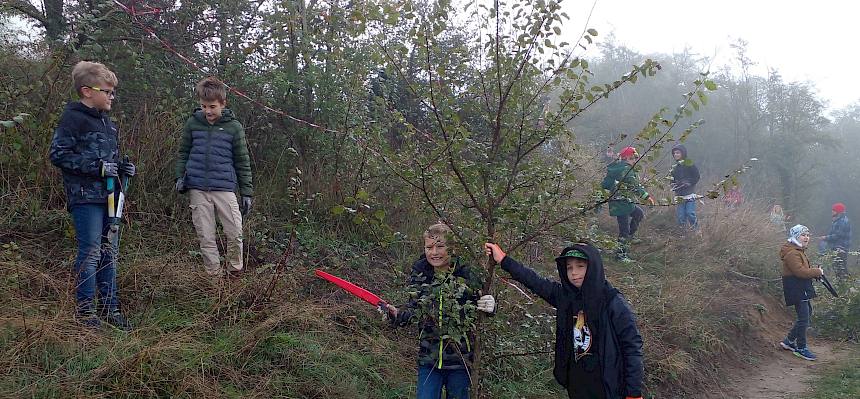 Kinder mit kleinem Baum