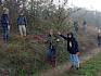 Die Kinder durften mit der Säge auch einige größere Gehölze entfernen. © LPV/N. Elek Kinder mit kleinem Baum