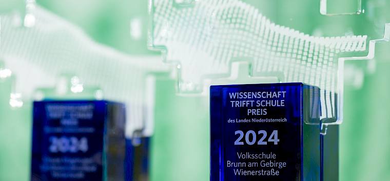 Wissenschaftspreis des Landes Niederösterreich 2024 in der Kategorie "Wissenschaft trifft Schule" geht an die VS Wienerstraße in Brunn am Gebirge © Klaus Ranger Pokale