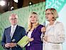 Landeshauptfrau Johanna Mikl-Leitner und Stellvertreter Stephan Pernkopf würdigen die ausgezeichneten Wissenschaftler:innen. © Klaus Ranger Landeshauptfrau und Stellvertreter