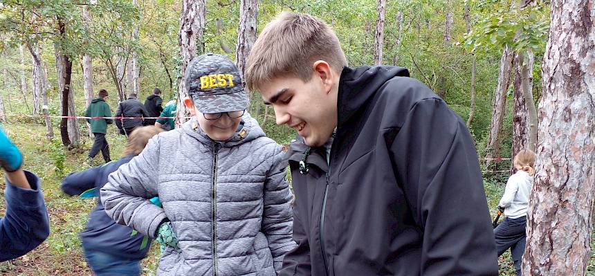 Schüler entdecken Tiere des Trockenrasen.