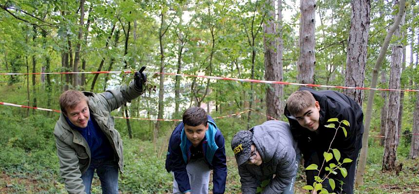 Naturpädagoge mit Schüler auf Trockenrasen