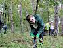 Mit Astscheren wurden Austriebe des invasiven Flieders entfernt. © LPV/L. Strobl Schüler schneidet Flieder