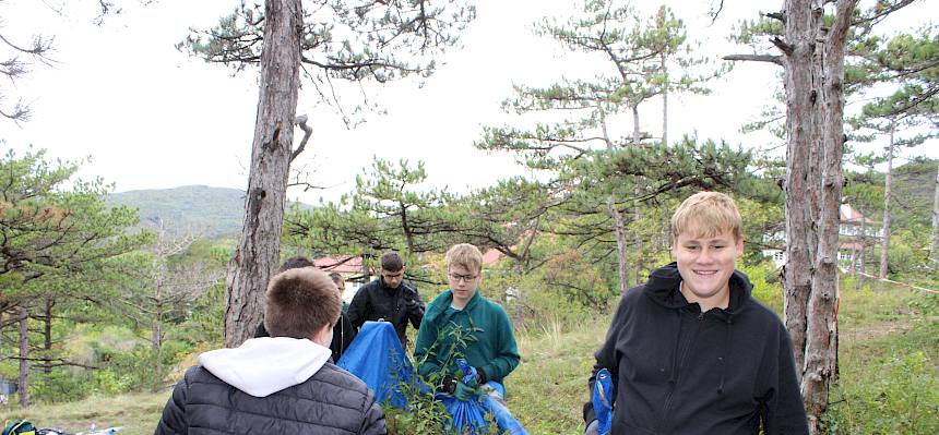 Schüler:innen tragen Plane