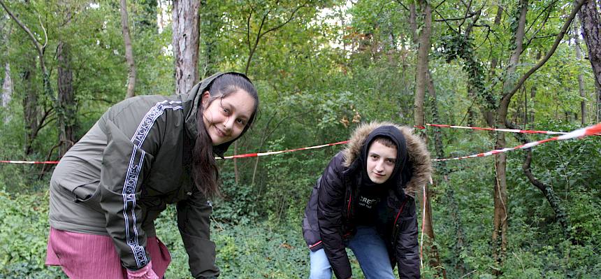 Schüler:innen bei Landschaftspflege in Baden