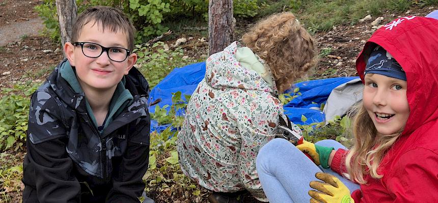 Schüler:innen bei der Trockenrasenpflege im Kurpark