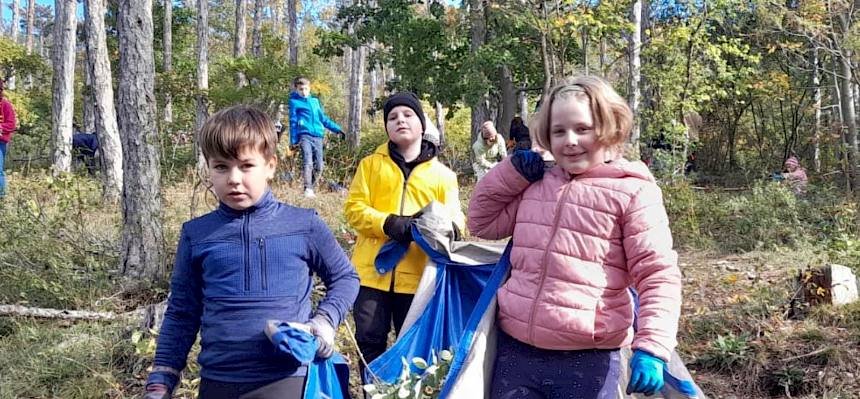 Schüler:innen tragen Plane